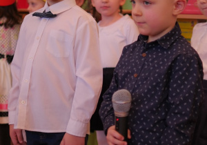 Tymek i Eryk śpiewają piosenkę "Dla Babci i Dziadka"